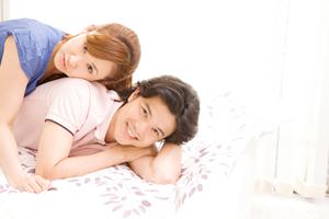 大阪で結婚指輪を検討中のカップルに